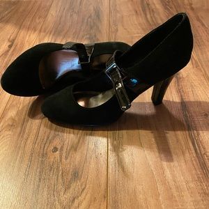 Buckled 2.5” pumps